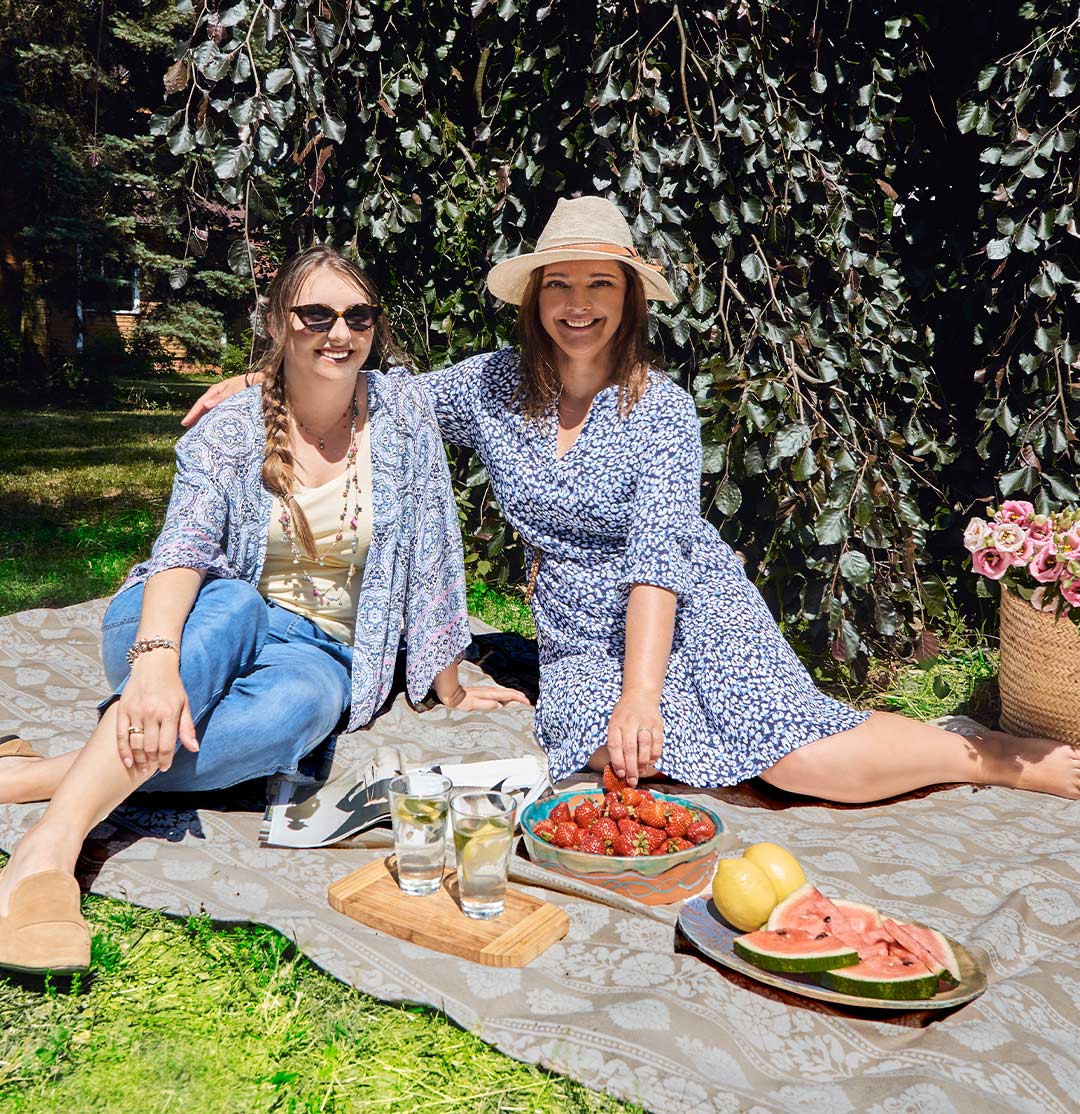 Pour un pique-nique entre amis, les looks peuvent être féminins et ludiques