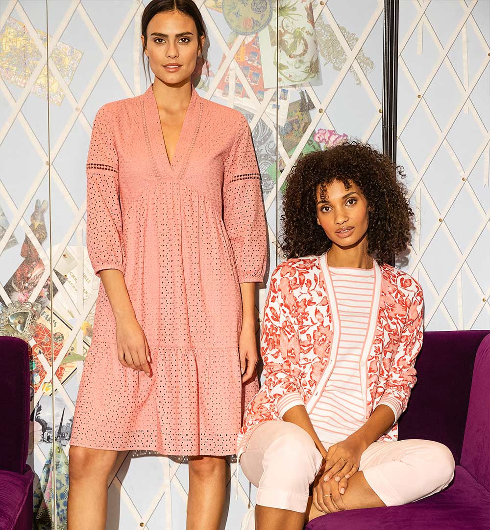 TrendsSS22-Romantik Perforated embroidery, lace and feminine floral prints emphasize the romantic trend.